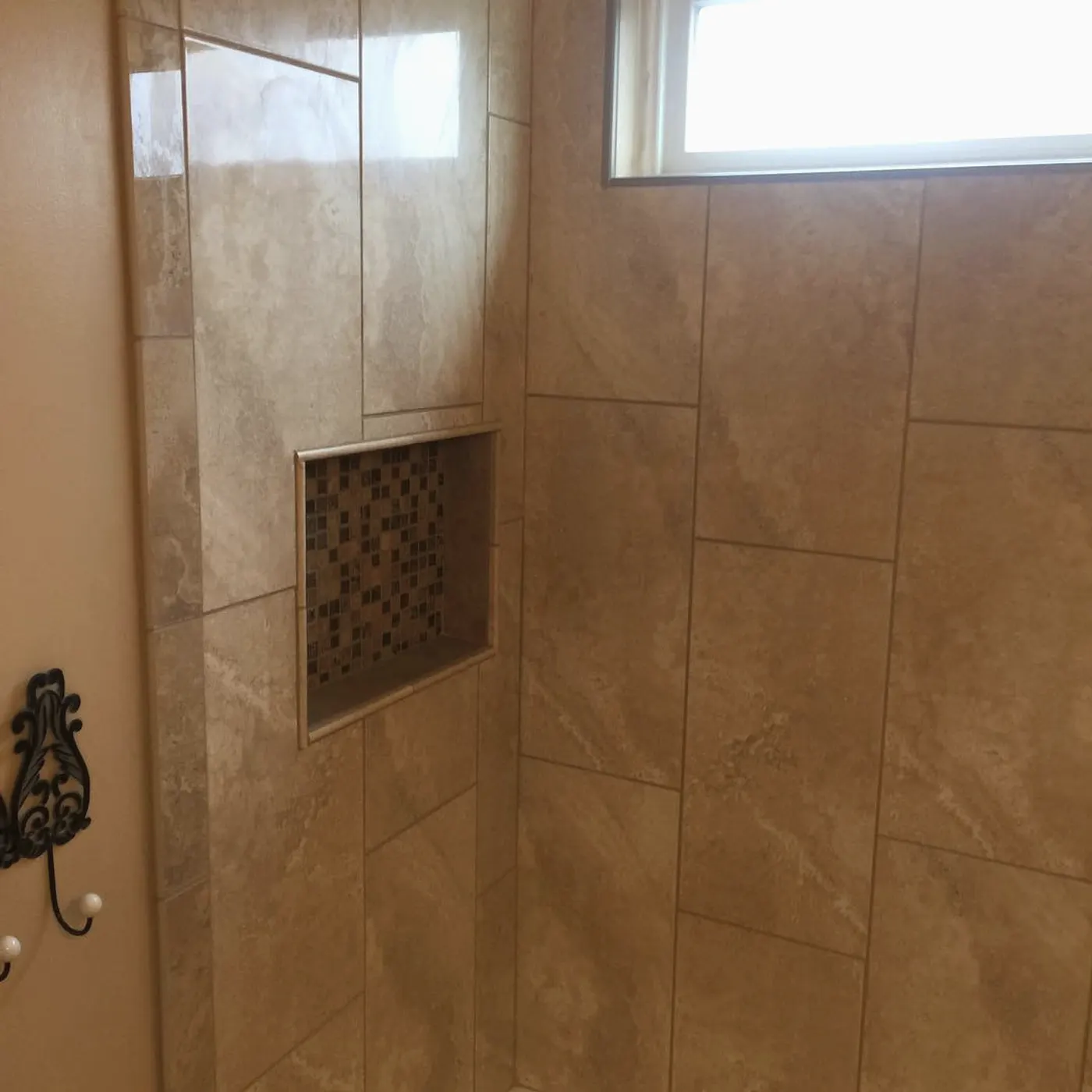 Detail of the shower niche and large-format wall tile